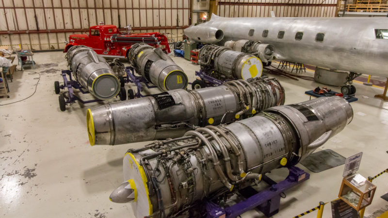 Ein paar Pratt&Whitney JT8D-Triebwerke für die Boeing 727 im Boeing Restoration Center